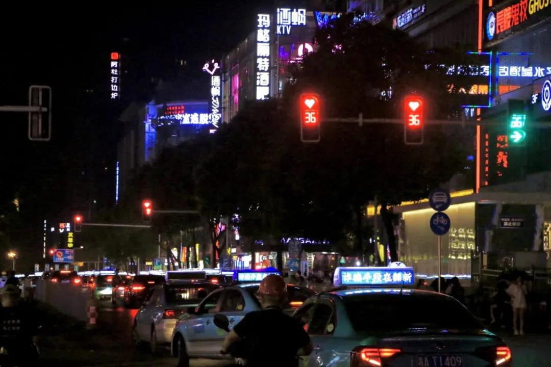 七夕長(zhǎng)沙，愛心紅綠燈正在上演！