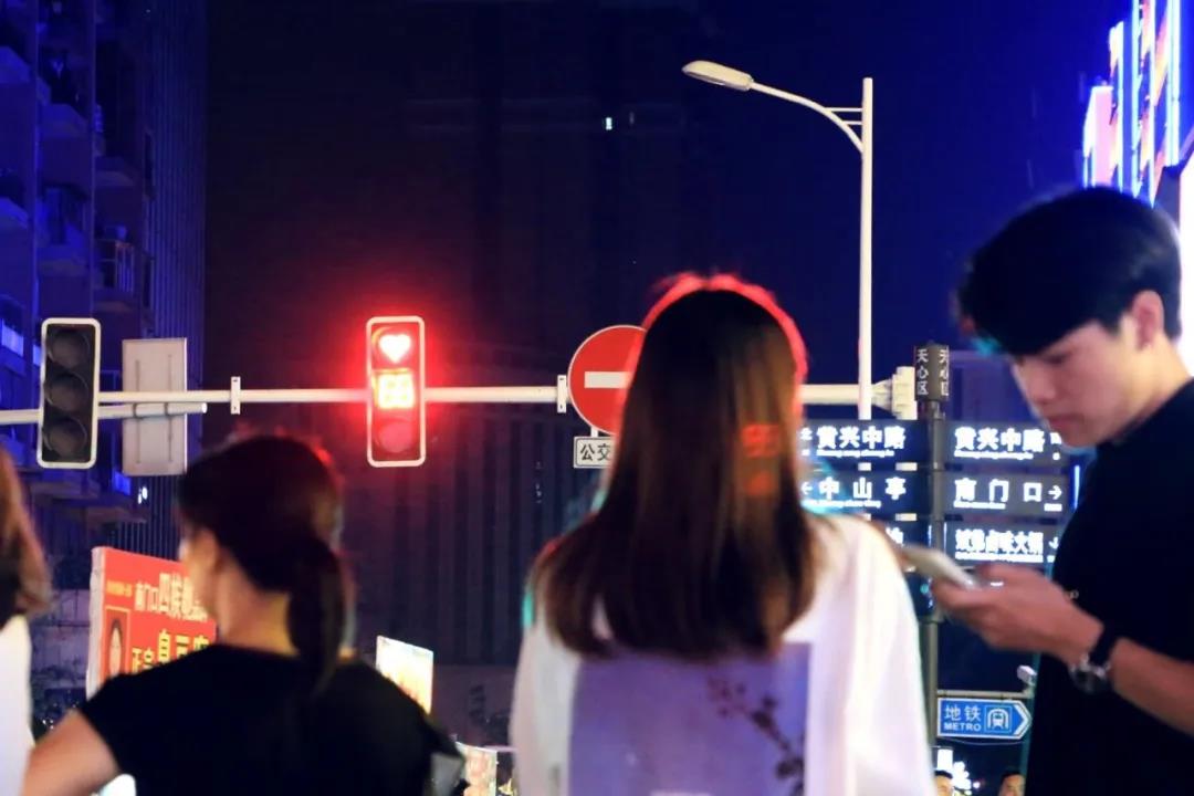 七夕長(zhǎng)沙，愛心紅綠燈正在上演！